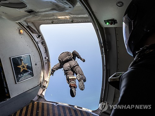 항공기에서 뛰어내리는 미 공수대원
