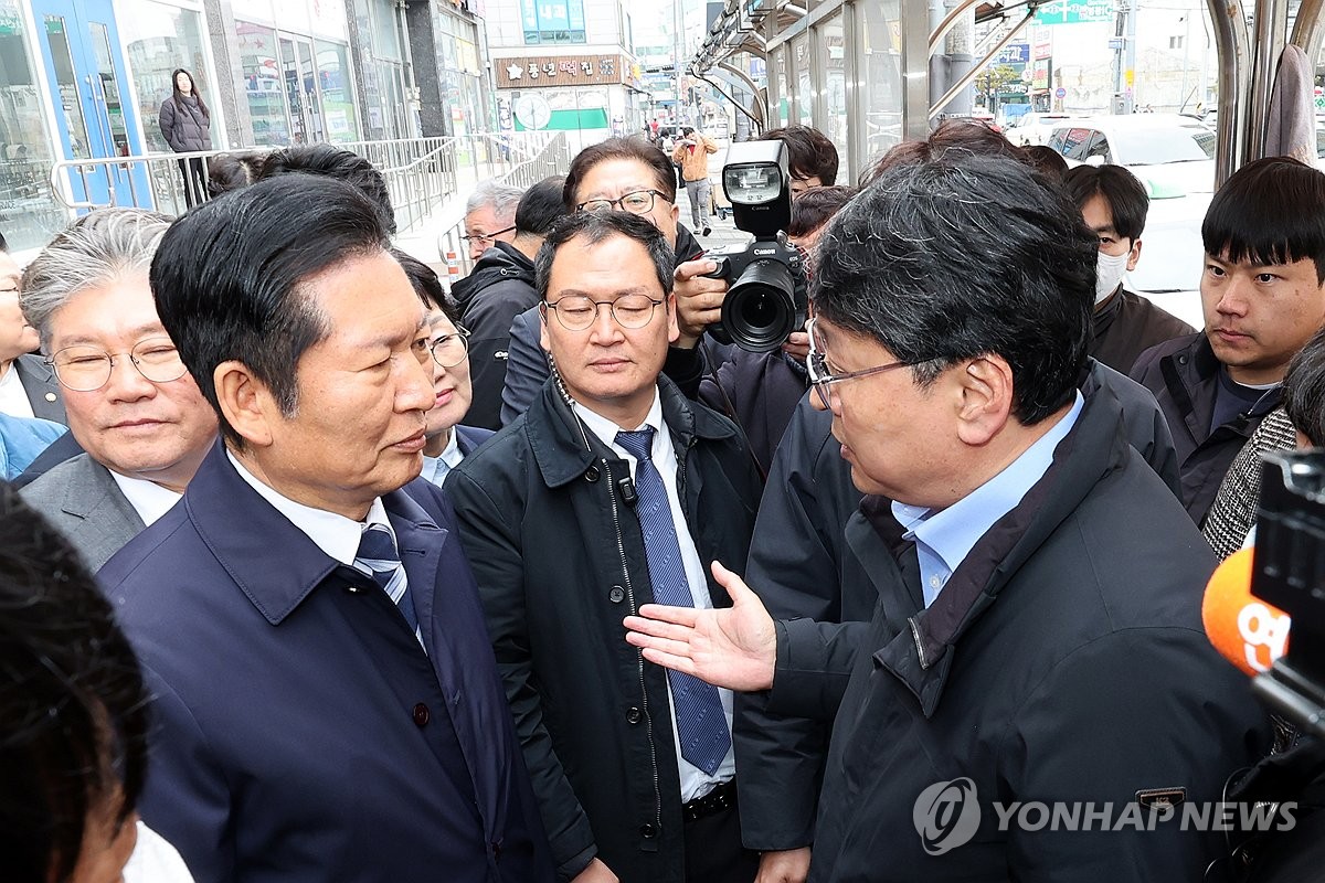 지방선거 자격심사 항의받는 정청래 대표