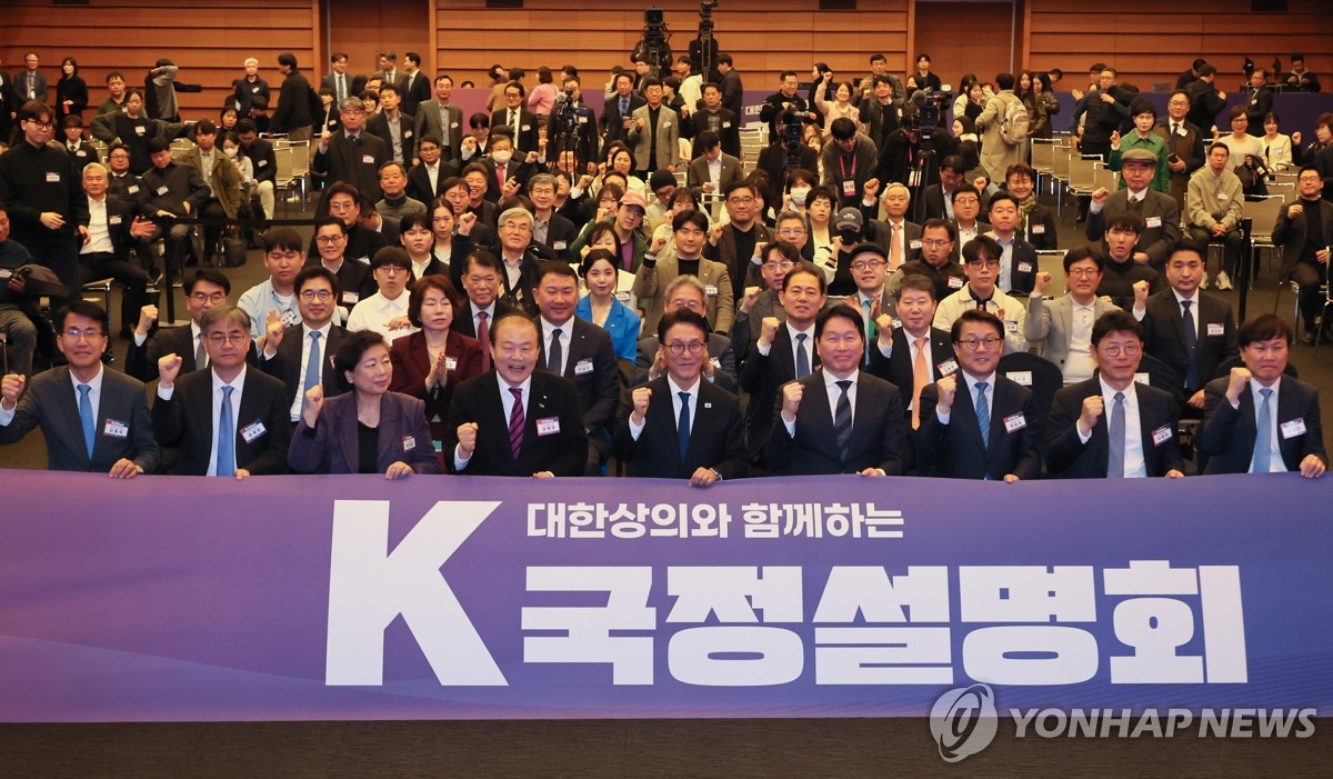 기념 촬영하는 김민석 국무총리