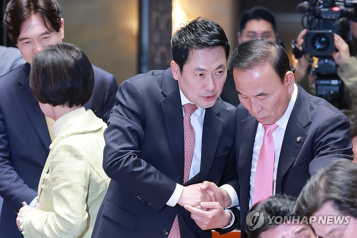 국민의힘 의원총회 참석하는 장동혁 대표