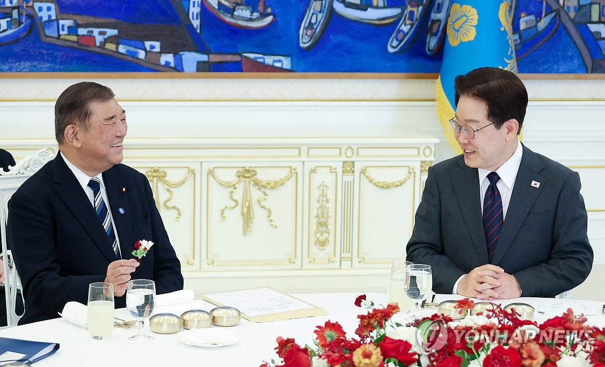 꽃을 든 이시바 전 총리