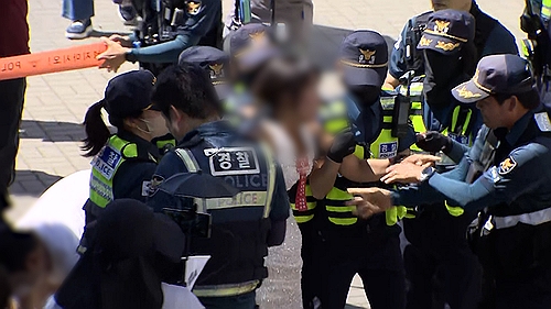 잠실 개표소 시위 현장서 경찰에게 침 뱉은 40대 체포 