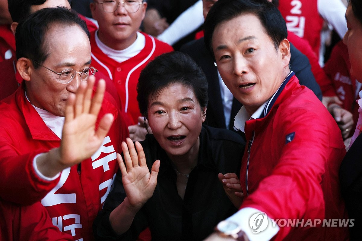 대구 수성못서 시민과 인사하는 박근혜