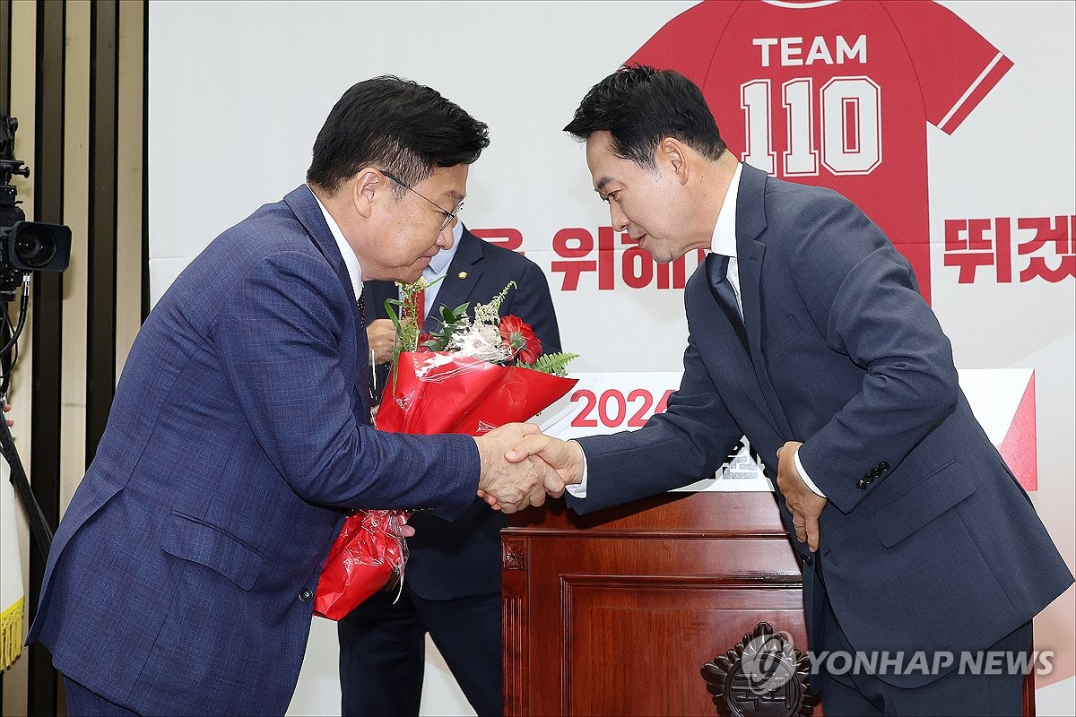 장동혁 대표와 악수하는 정점식 신임 원내대표