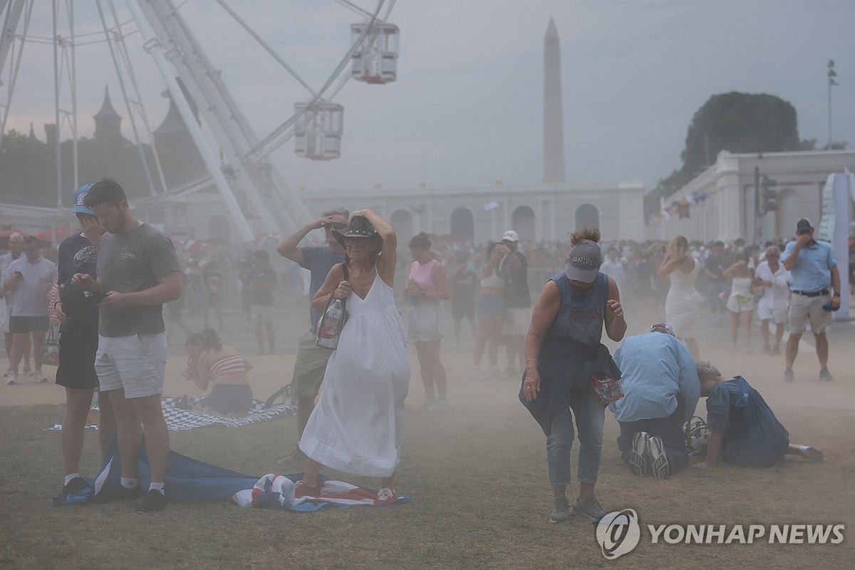 4일(현지시간) 강풍이 부는 미 독립기념일 행사장