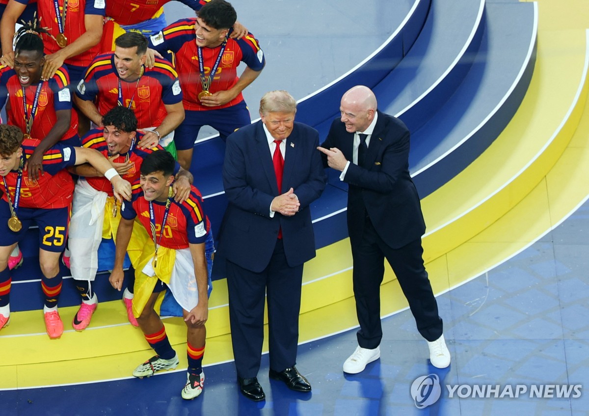스페인 대표팀의 월드컵 우승 세리머니 때 자리 지킨 트럼프 대통령과 FIFA 회장